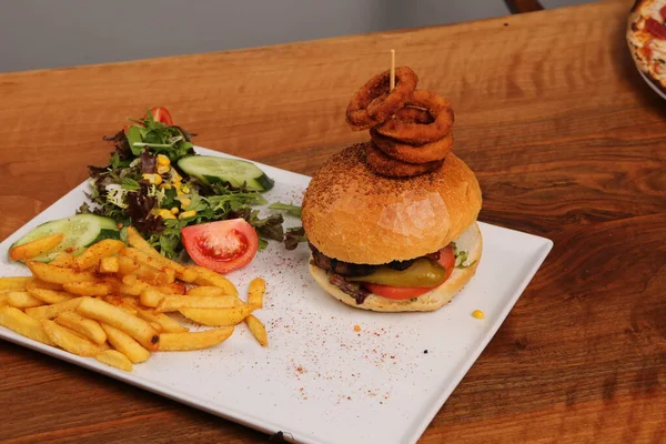 Taze sebzeli ev yapımı hamburger.