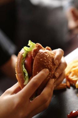 Taze sebzeli ev yapımı hamburger.