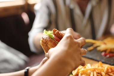 Taze sebzeli ev yapımı hamburger.