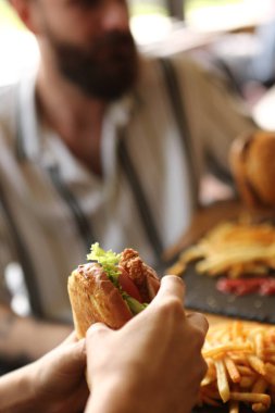 Taze sebzeli ev yapımı hamburger.