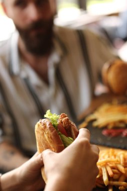 Taze sebzeli ev yapımı hamburger.