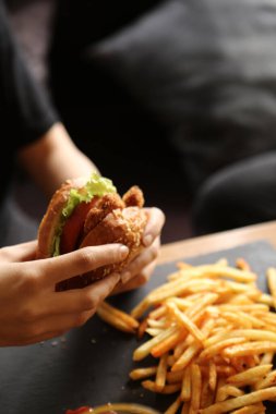 Taze sebzeli ev yapımı hamburger.