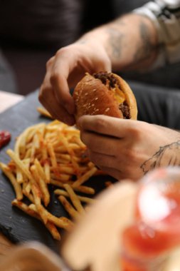 Taze sebzeli ev yapımı hamburger.