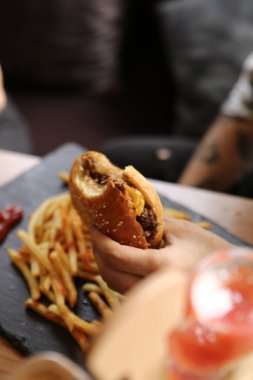 Taze sebzeli ev yapımı hamburger.