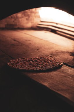 Bir restoranda, pide veya pide ekmeğinde fırında veya sobada pişiyor. Fırın ya da fırın konsepti resmi.