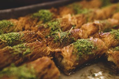 Türk tatlısı, kunafa, kaday fıstığı tozu ve peynirli sıcak yenilen tatlı