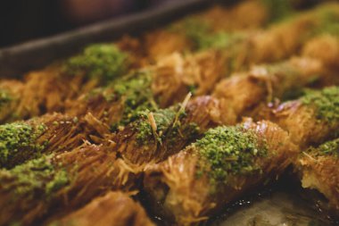 Türk tatlısı, kunafa, kaday fıstığı tozu ve peynirli sıcak yenilen tatlı