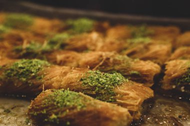 Türk tatlısı, kunafa, kaday fıstığı tozu ve peynirli sıcak yenilen tatlı