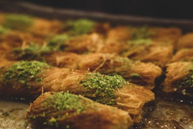 Türk tatlısı, kunafa, kaday fıstığı tozu ve peynirli sıcak yenilen tatlı