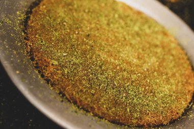 Türk tatlısı, kunafa, kaday fıstığı tozu ve peynirli sıcak yenilen tatlı