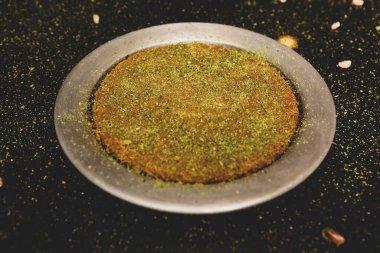 Türk tatlısı, kunafa, kaday fıstığı tozu ve peynirli sıcak yenilen tatlı