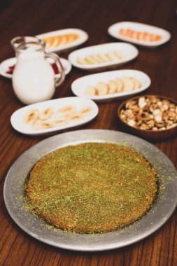 Türk tatlısı, kunafa, kaday fıstığı tozu ve peynirli sıcak yenilen tatlı