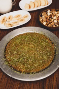 Türk tatlısı, kunafa, kaday fıstığı tozu ve peynirli sıcak yenilen tatlı