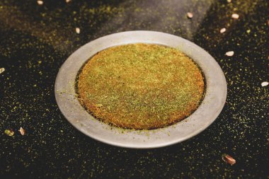 Türk tatlısı, kunafa, kaday fıstığı tozu ve peynirli sıcak yenilen tatlı