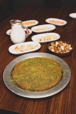 Türk tatlısı, kunafa, kaday fıstığı tozu ve peynirli sıcak yenilen tatlı