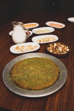 Türk tatlısı, kunafa, kaday fıstığı tozu ve peynirli sıcak yenilen tatlı