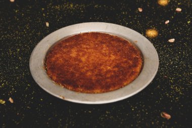 Türk tatlısı, kunafa, kaday fıstığı tozu ve peynirli sıcak yenilen tatlı