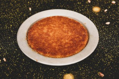 Türk tatlısı, kunafa, kaday fıstığı tozu ve peynirli sıcak yenilen tatlı