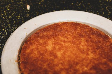 Türk tatlısı, kunafa, kaday fıstığı tozu ve peynirli sıcak yenilen tatlı