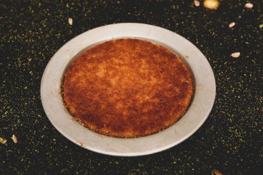 Türk tatlısı, kunafa, kaday fıstığı tozu ve peynirli sıcak yenilen tatlı