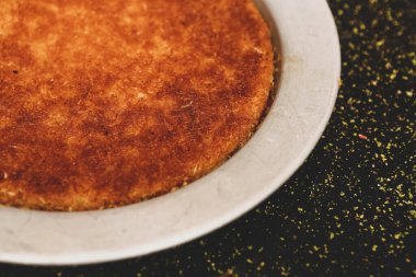 Türk tatlısı, kunafa, kaday fıstığı tozu ve peynirli sıcak yenilen tatlı