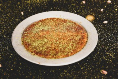 Türk tatlısı, kunafa, kaday fıstığı tozu ve peynirli sıcak yenilen tatlı