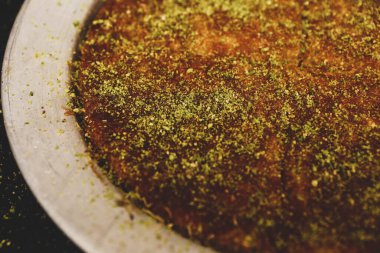 Türk tatlısı, kunafa, kaday fıstığı tozu ve peynirli sıcak yenilen tatlı