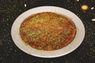 Türk tatlısı, kunafa, kaday fıstığı tozu ve peynirli sıcak yenilen tatlı
