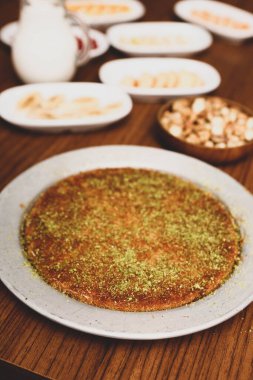 Türk tatlısı, kunafa, kaday fıstığı tozu ve peynirli sıcak yenilen tatlı
