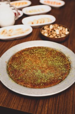 Türk tatlısı, kunafa, kaday fıstığı tozu ve peynirli sıcak yenilen tatlı