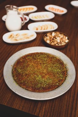 Türk tatlısı, kunafa, kaday fıstığı tozu ve peynirli sıcak yenilen tatlı