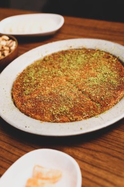 Türk tatlısı, kunafa, kaday fıstığı tozu ve peynirli sıcak yenilen tatlı