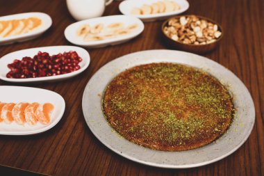 Türk tatlısı, kunafa, kaday fıstığı tozu ve peynirli sıcak yenilen tatlı
