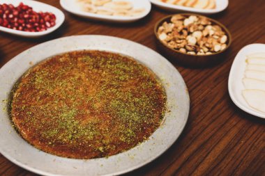 Türk tatlısı, kunafa, kaday fıstığı tozu ve peynirli sıcak yenilen tatlı