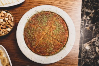Türk tatlısı, kunafa, kaday fıstığı tozu ve peynirli sıcak yenilen tatlı
