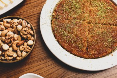 Türk tatlısı, kunafa, kaday fıstığı tozu ve peynirli sıcak yenilen tatlı