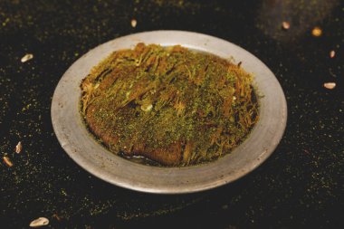 Türk tatlısı, kunafa, kaday fıstığı tozu ve peynirli sıcak yenilen tatlı