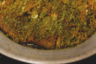 Türk tatlısı, kunafa, kaday fıstığı tozu ve peynirli sıcak yenilen tatlı