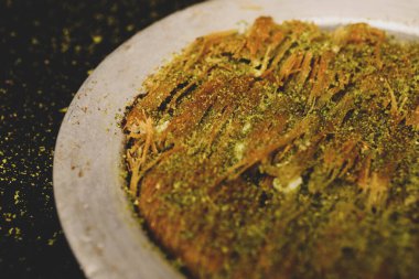 Türk tatlısı, kunafa, kaday fıstığı tozu ve peynirli sıcak yenilen tatlı