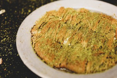 Türk tatlısı, kunafa, kaday fıstığı tozu ve peynirli sıcak yenilen tatlı