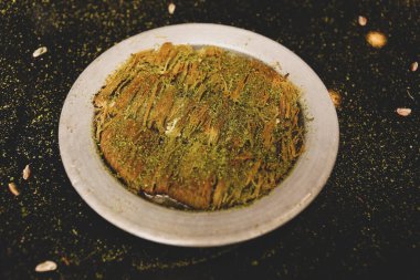 Türk tatlısı, kunafa, kaday fıstığı tozu ve peynirli sıcak yenilen tatlı