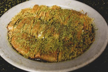 Türk tatlısı, kunafa, kaday fıstığı tozu ve peynirli sıcak yenilen tatlı