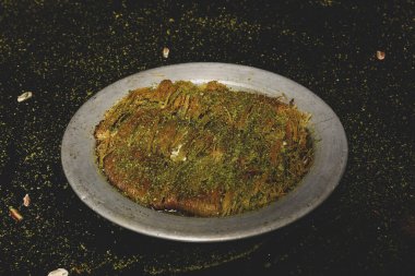 Türk tatlısı, kunafa, kaday fıstığı tozu ve peynirli sıcak yenilen tatlı