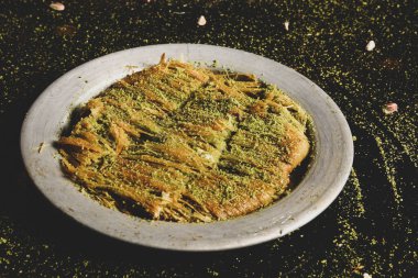 Türk tatlısı, kunafa, kaday fıstığı tozu ve peynirli sıcak yenilen tatlı