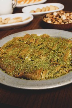 Türk tatlısı, kunafa, kaday fıstığı tozu ve peynirli sıcak yenilen tatlı