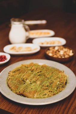 Türk tatlısı, kunafa, kaday fıstığı tozu ve peynirli sıcak yenilen tatlı