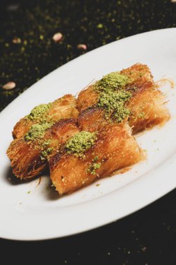 Türk tatlısı, kunafa, kaday fıstığı tozu ve peynirli sıcak yenilen tatlı