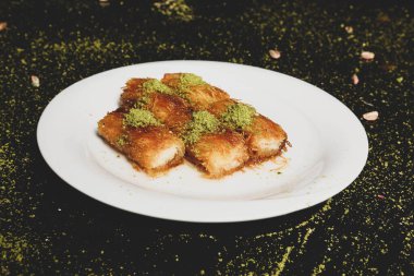 Türk tatlısı, kunafa, kaday fıstığı tozu ve peynirli sıcak yenilen tatlı