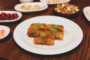 Türk tatlısı, kunafa, kaday fıstığı tozu ve peynirli sıcak yenilen tatlı