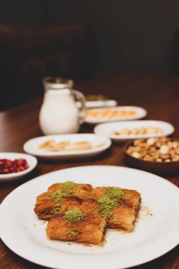 Türk tatlısı, kunafa, kaday fıstığı tozu ve peynirli sıcak yenilen tatlı